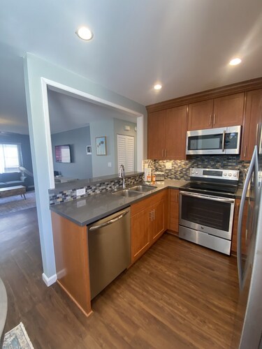 Beautiful 2 bed 2 bath one block from Mission Bay!