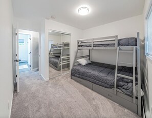 3 室のベッドルーム、デスク、アイロン / アイロン台、旅行用ベビーベッド