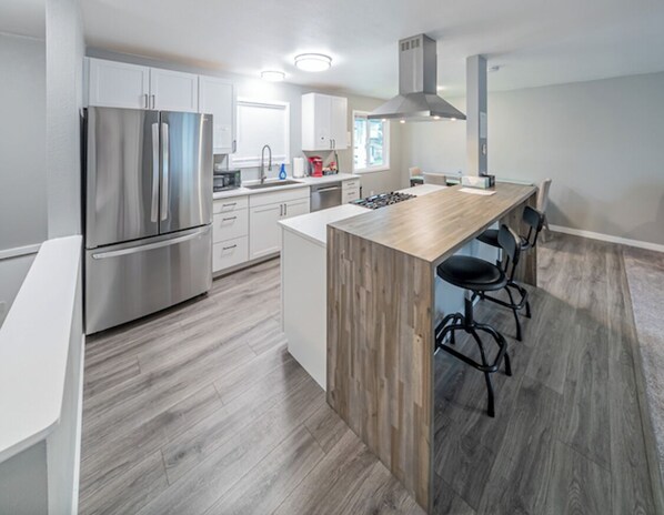 冷蔵庫、電子レンジ、オーブン、コンロ