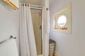 Amenidades de baño gratuitas, secadora de cabello, toallas 