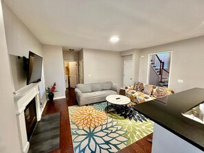 Living area - McGuire - Spacious 4-Bedroom House in Kennesaw (Kennesaw)