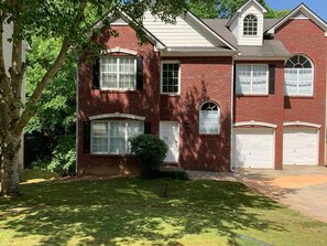 Exterior - McGuire - Spacious 4-Bedroom House in Kennesaw (Kennesaw)