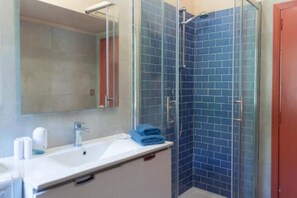 Dusche, Haartrockner, Bidet, Handtücher