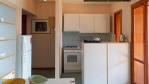 Kaffetrakter/tekoker, kjøleskap, mikrobølgeovn og ovn