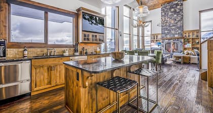 Inuksuk Lodge 4800 sq ft of Excellence