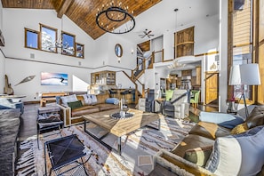 Chalet de lujo, vistas a la montaña | Sala de estar | Una televisión, una chimenea, Netflix, películas de pago