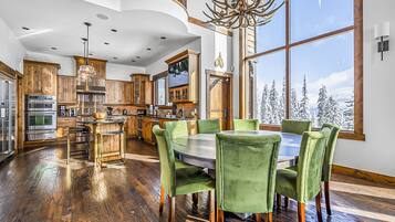 Luxury Chalet, Mountain View | Makan dalam bilik