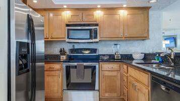 Condo (Siesta Bayside with Bay/Dock Views) | Private kitchen