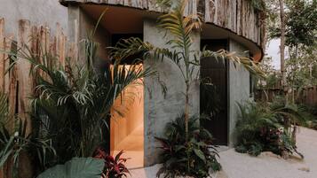 Jungleluxe G22 | Terrace/patio