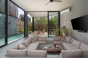 Casa Sofia: Luxury Villa with private pool & Concierge | Oppholdsområde | En 55-tommers Flatskjerm-TV med digitale kanaler samt Netflix