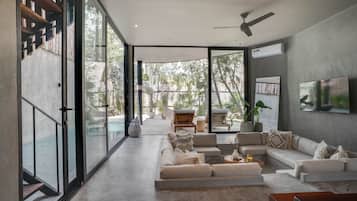 Jungleluxe I26 | Sala de estar | TV de tela plana 55 polegadas com canais digitais, Netflix
