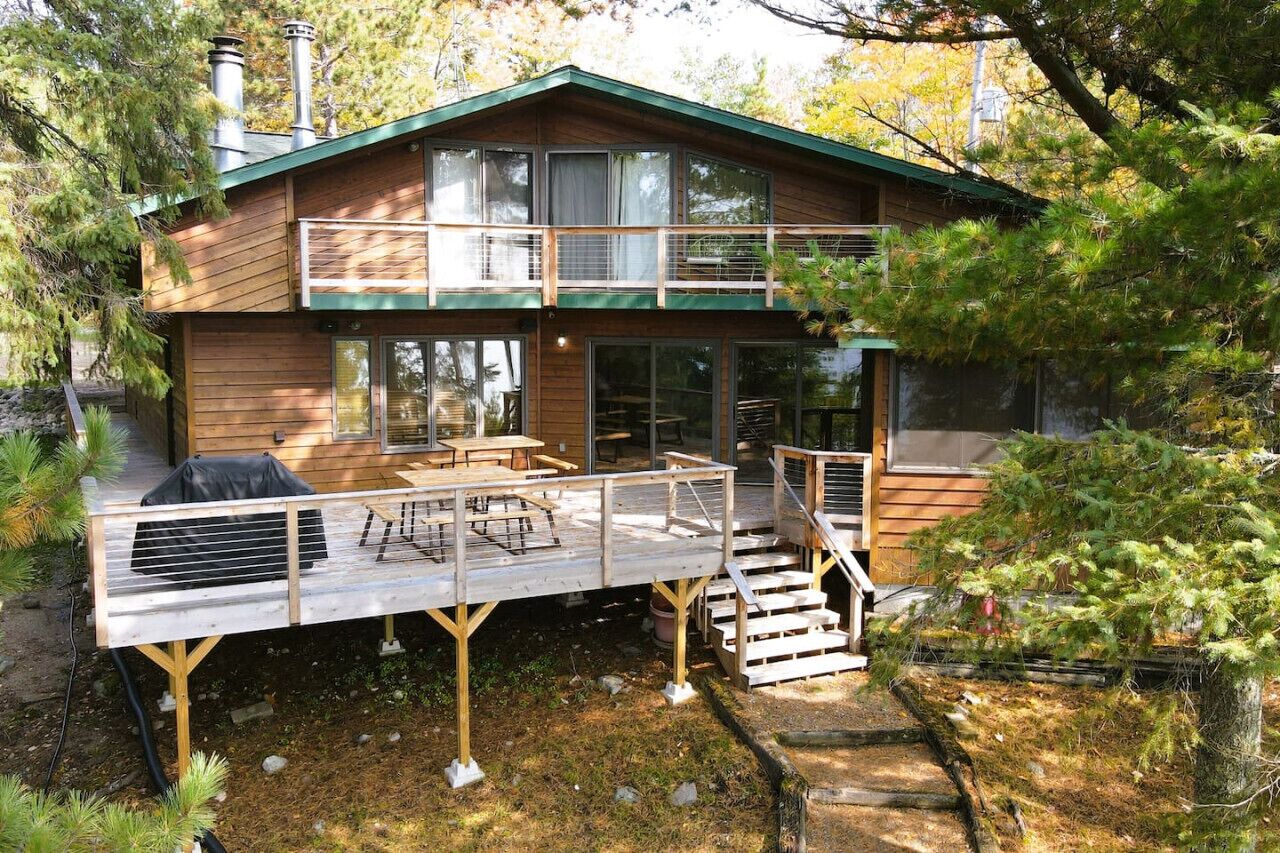 Beautiful Lakeside Property Perfect for Any Season