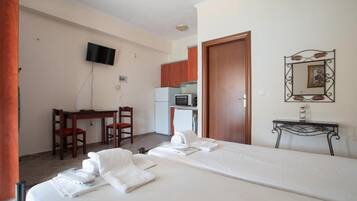 1 dormitorio, tabla de planchar con plancha, wifi y ropa de cama