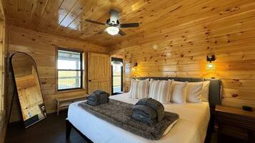 4 bedrooms, desk, iron/ironing board, free WiFi