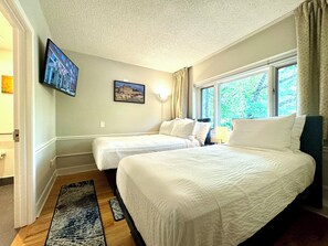 Suite Deluks, 1 kamar tidur, dapur (Two Beds, Washer/Dryer) | Meja kerja, ruang kerja ramah laptop, dan tirai kedap cahaya