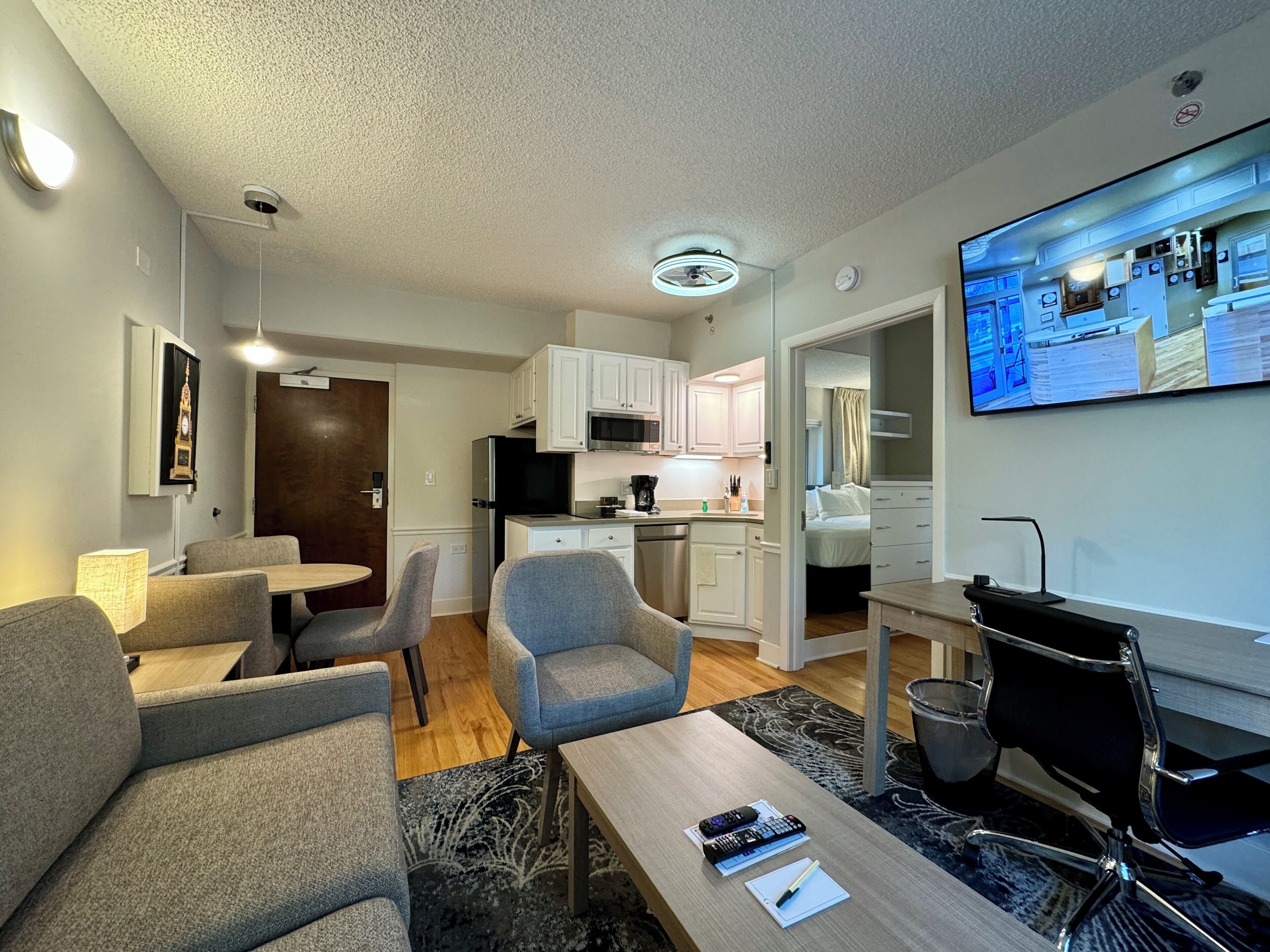 Deluxe suite, 1 slaapkamer, keuken (Two Beds, Washer/Dryer) | Woonruimte | Een 45-inch ledtelevisie met kabelzenders