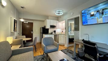 Deluxe suite, 1 slaapkamer, keuken (Two Beds, Washer/Dryer) | Woonruimte | Een 45-inch ledtelevisie met kabelzenders