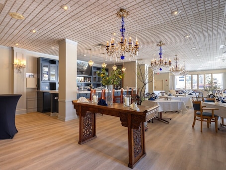 Breakfast, lunch and dinner served . The Gem Museum Suites