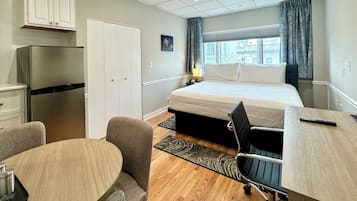 Studio Suite, 1 King Bed, Kitchen (Washer/Dryer)