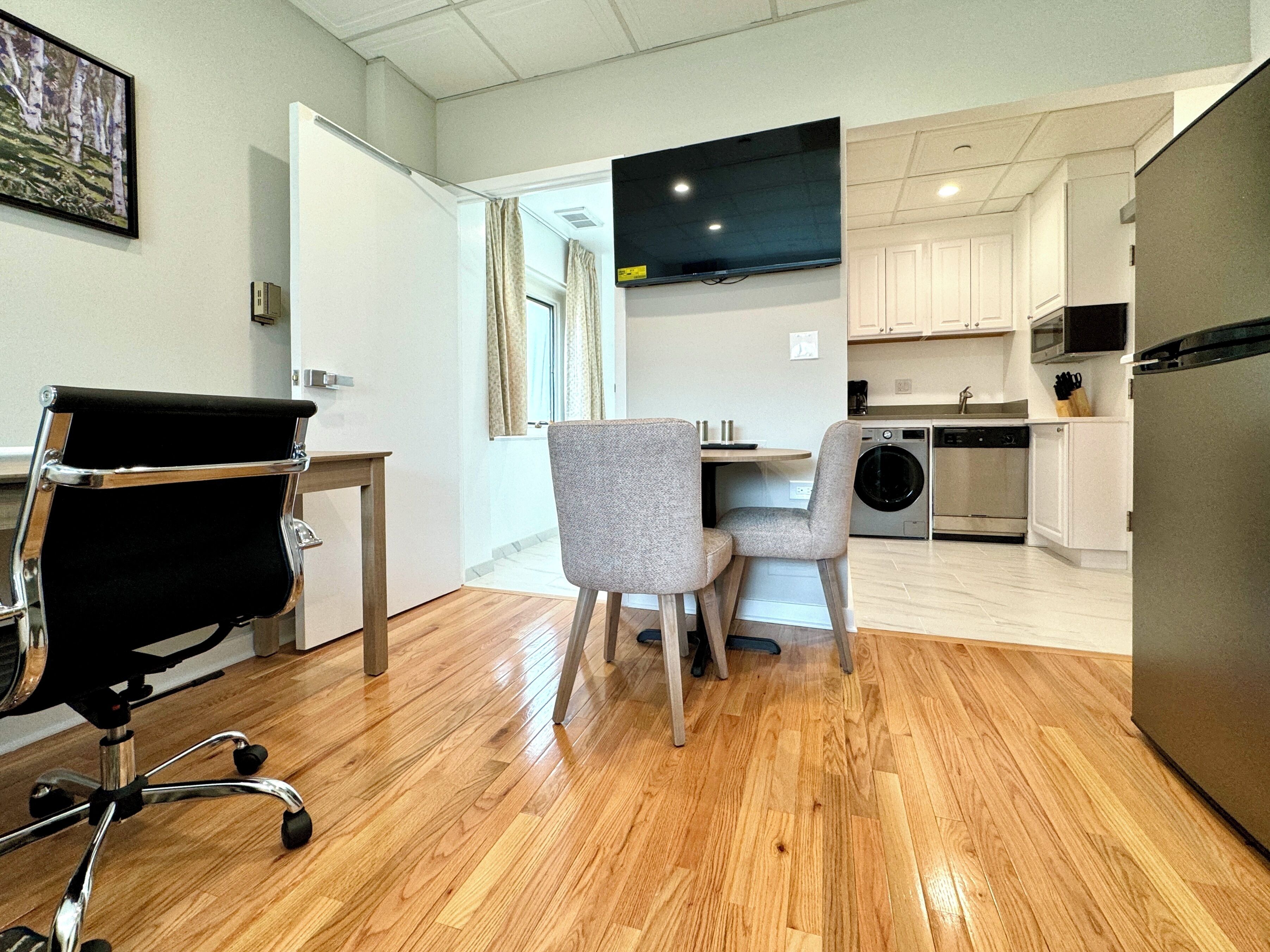 Un apartamento moderno con comedor, cocina y sala de estar.