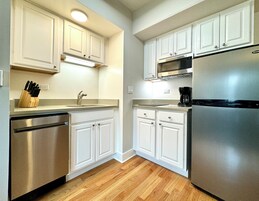 Refrigerador con freezer, microondas, placa de cocina, lavavajillas