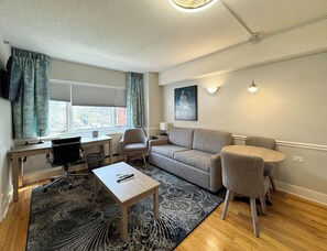 Phòng Suite, 1 phòng ngủ, bếp, quang cảnh vườn (Washer/Dryer) | Khu phòng khách | TV LED 45-inch có truyền hình cáp 