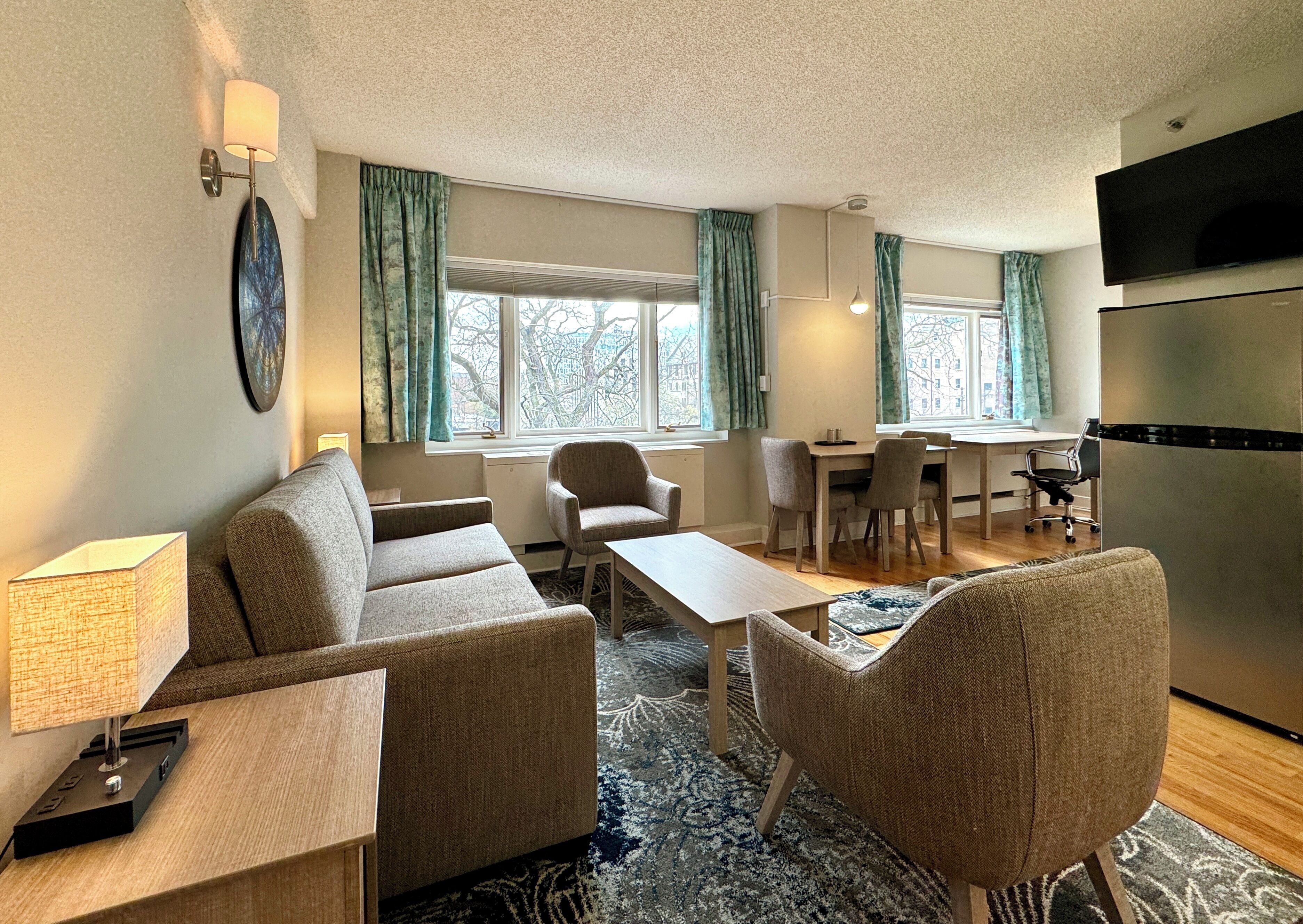 Suite Deluxe, 1 chambre, cuisine (Two Bed XL, Washer/Dryer) | Aire de séjour | Téléviseur à DEL de 45 po avec télévision par câble