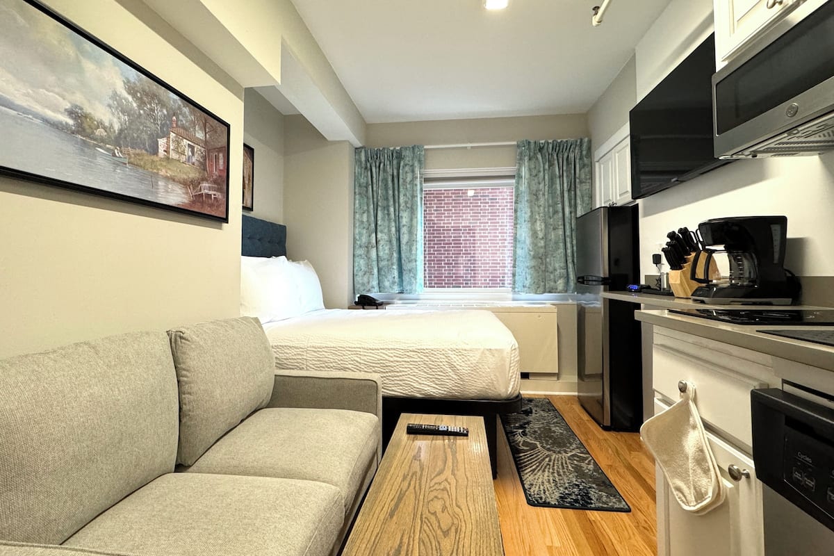 Studio Suite, 1 giường đôi, bếp (Washer/Dryer) | 2 phòng ngủ, bàn, khu vực làm việc phù hợp cho laptop, màn/rèm cản sáng