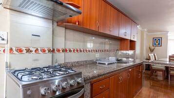 Coffee/tea maker, fridge, microwave, oven