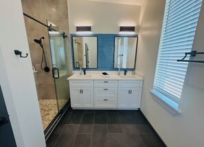 Douche, séchoir à cheveux, serviettes fournies, savon