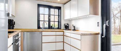 Køleskab, kogeplade, opvaskemaskine, kaffe-/temaskine