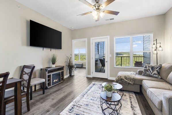 Smart TV - Vineyards Escape 3 is located 3.5 miles from Titanic and 4 miles from SDC (Branson)