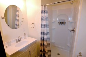 Shower, hair dryer, towels, soap - Bedford Bungalow (Bedford)