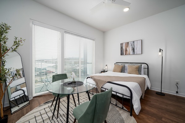 1 slaapkamer, een bureau, een strijkplank/strijkijzer, wifi