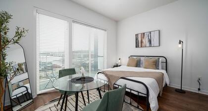 Urban Comfort: Studio Getaway w/ Private Balcony