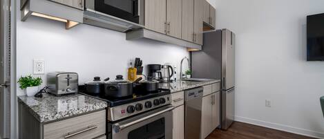 Frigorífico, microondas, horno y lavavajillas