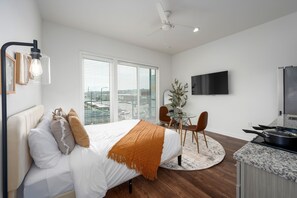 1 bedroom, desk, iron/ironing board, WiFi - Contemporary Studio in DT BHAM! l Private Balcony (Birmingham)