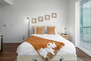 1 bedroom, desk, iron/ironing board, WiFi - Contemporary Studio in DT BHAM! l Private Balcony (Birmingham)