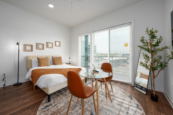 1 bedroom, desk, iron/ironing board, WiFi - Contemporary Studio in DT BHAM! l Private Balcony (Birmingham)
