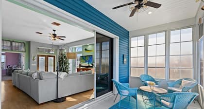 Manatee time! Waterfront Home, floating dock, kayaks, paddle boards, gulf access