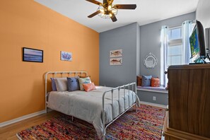 4 bedrooms, desk, travel crib, WiFi - Manatee time! Waterfront Home, floating dock, kayaks, paddle boards, gulf access (Hernando Beach)