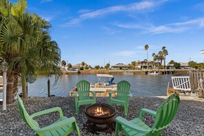 Terrace/patio - Manatee time! Waterfront Home, floating dock, kayaks, paddle boards, gulf access (Hernando Beach)