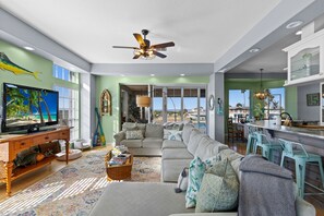 Smart TV, DVD player, books - Manatee time! Waterfront Home, floating dock, kayaks, paddle boards, gulf access (Hernando Beach)