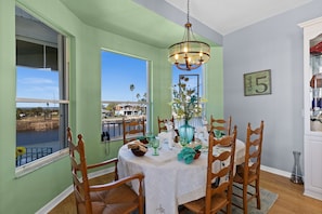 Dining - Manatee time! Waterfront Home, floating dock, kayaks, paddle boards, gulf access (Hernando Beach)