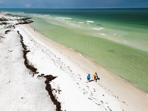 Une plage avec une eau claire et un sentier de sable.