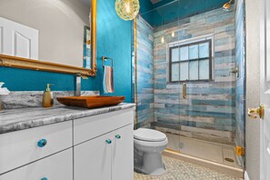 Douche, baignoire à remous, séchoir à cheveux, serviettes fournies
