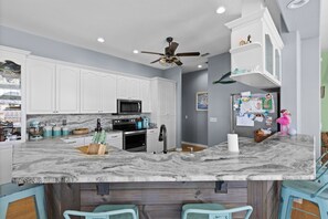 Fridge, microwave, oven, stovetop - Manatee time! Waterfront Home, floating dock, kayaks, paddle boards, gulf access (Hernando Beach)