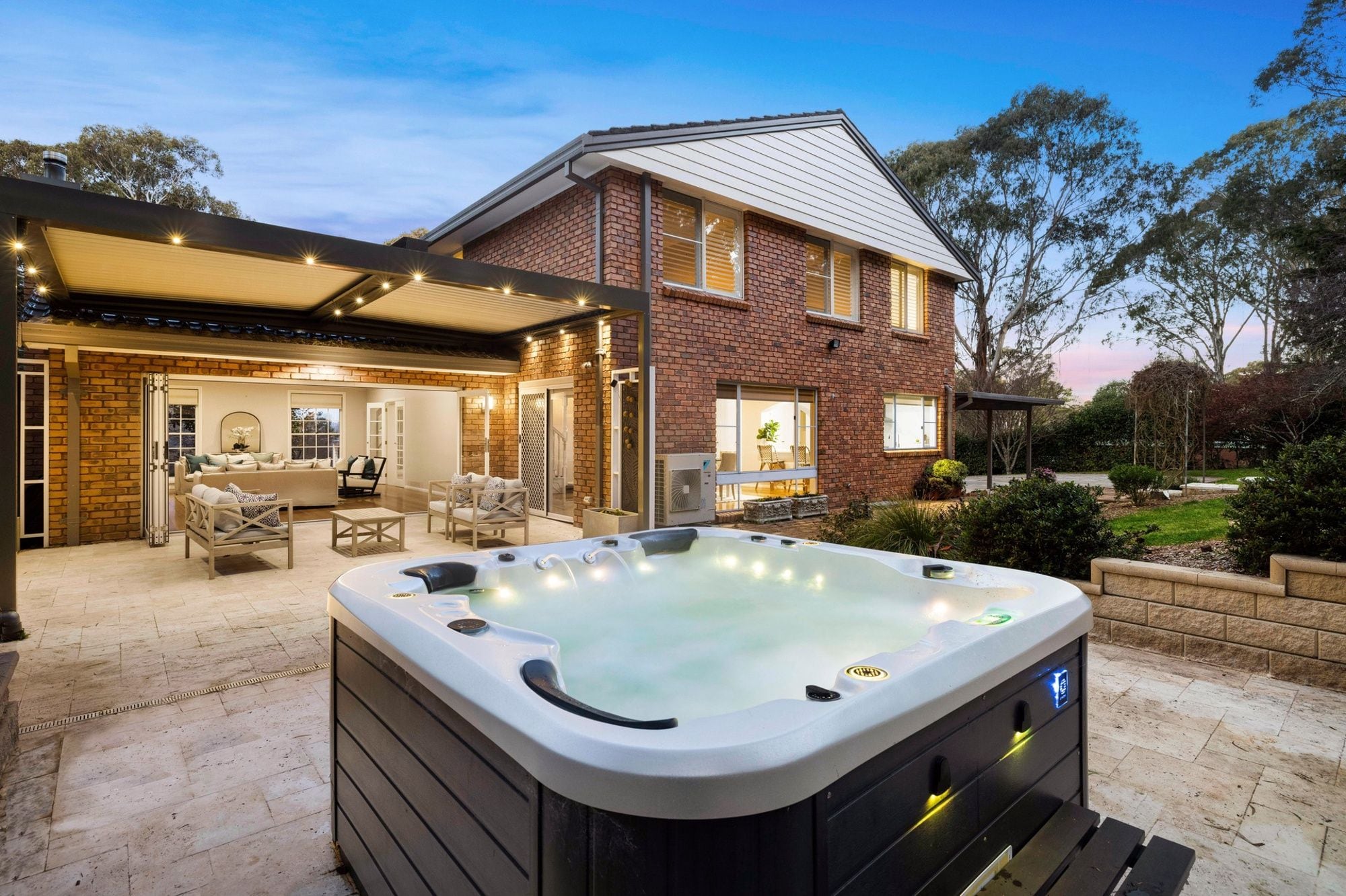 Outdoor spa | Jacuzzi
