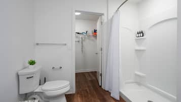 Hårtørrer, håndklæder, Sæbe, Toiletpapir