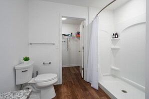 Hårføner, håndklær, såpe og toalettpapir
